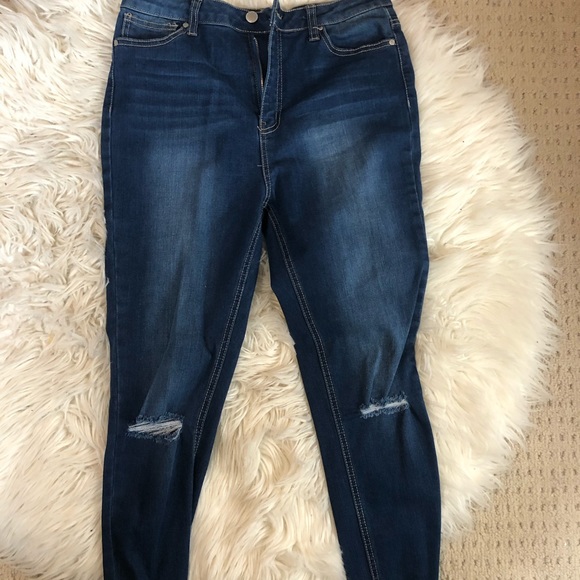 DARK WASH BLUE SKINNY JEANS WITH KNEE RIPS - Picture 1 of 2